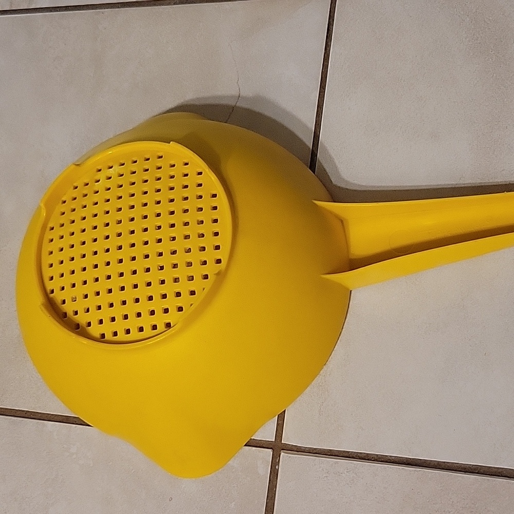 Vintage Yellow Tupperware Small Colander 1 Quart - Picture 2 of 3